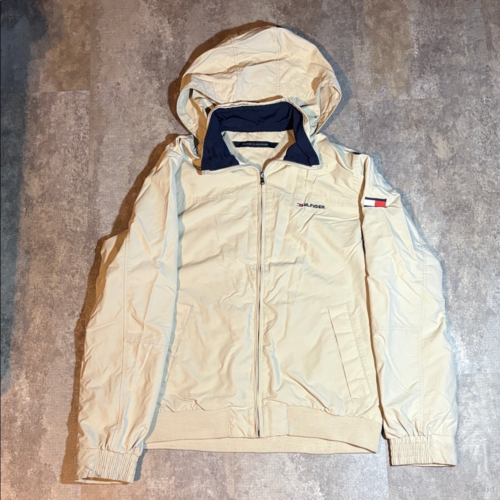 Tommy Hilfiger coat with a foldable hood large